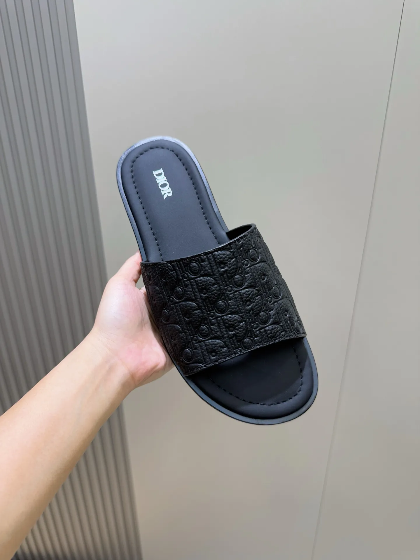 Men's Men's Shoes 💰320 [New Style] 🐝🐝Dior Alias ​​men's leather slippers. This Alias ​​sandal is a new summer product, showing a casual and elegant style. Carefully crafted from grained cow leather and Oblique printed fabric, with cowhide lining! Cross-strap design with metal-clad brass CD Diamond logo. The imported cowhide leather and rubber sole adds sophistication and comfort, while Oblique print-effect anti-slip panels add style. Size: 39-44 (customized at 38.45)